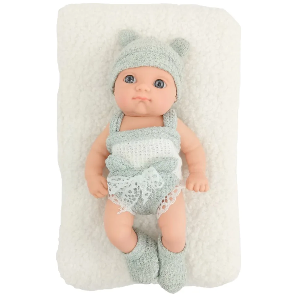 Lalka Bobas Niemowlak Z Kocykiem Biało-Szare Ubranko Czapeczka 18 cm - obrazek 2